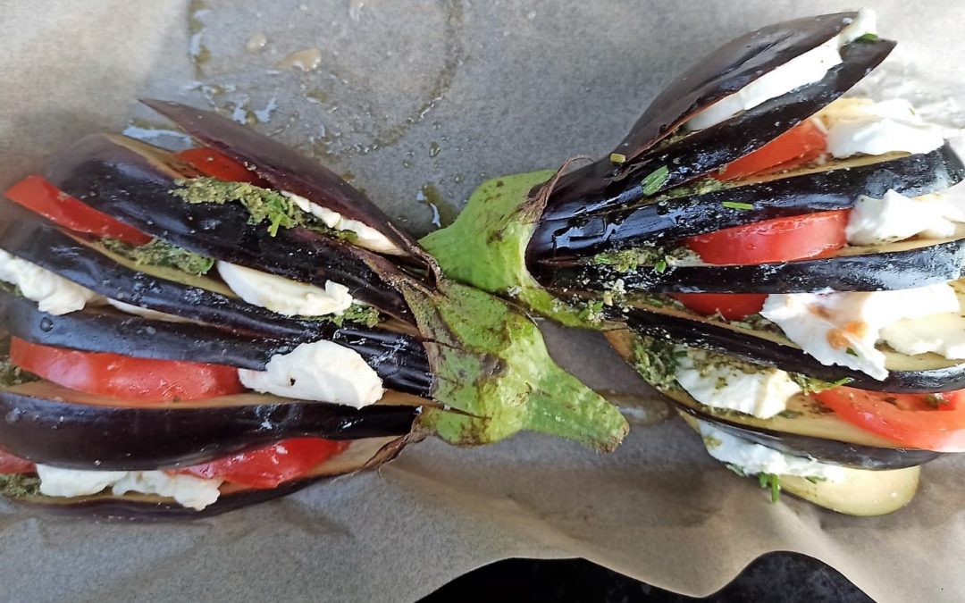 Gefächerte Aubergine mit Tomate-Mozzarella und Möhrengrün-Pesto