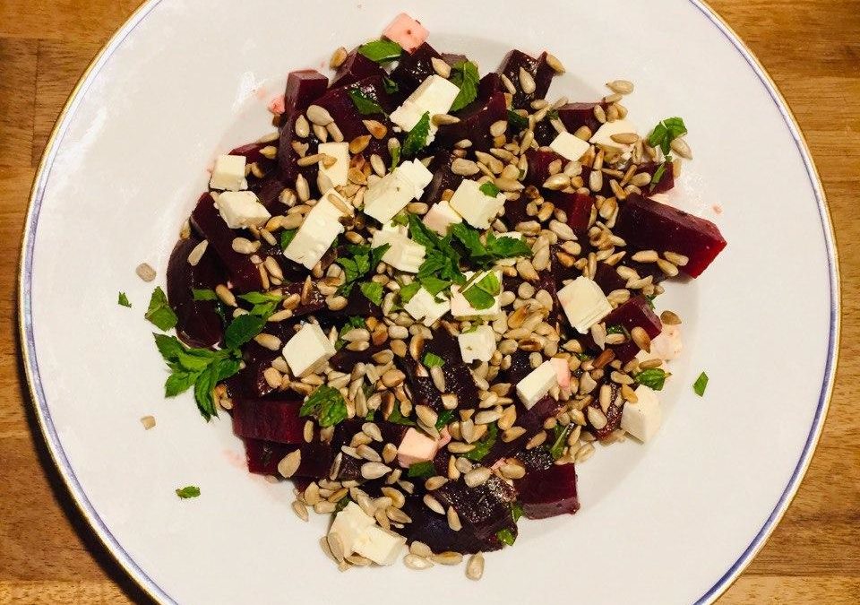 Rote Bete-Minz-Salat zu Kartoffelspalten und Joghurt-Dip