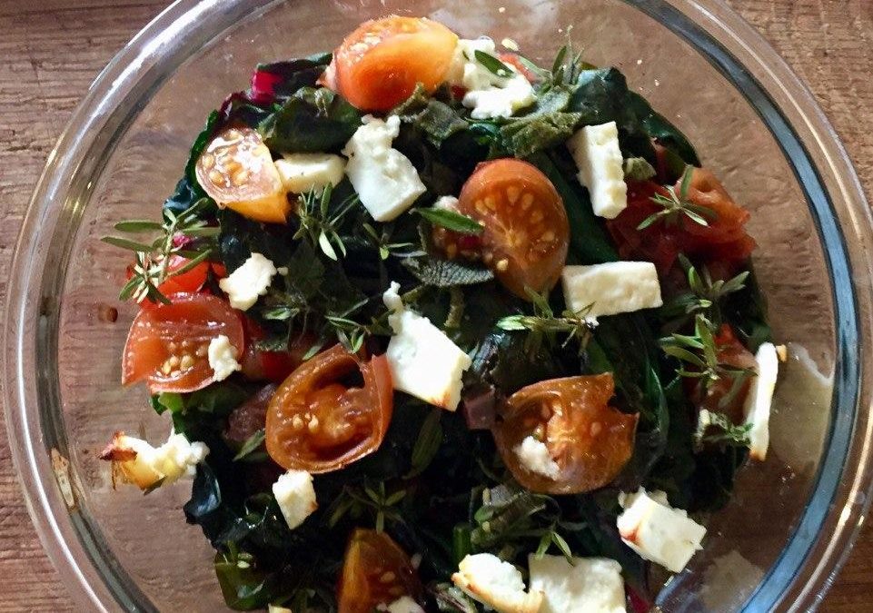 Überbackener Mangold mit frischen Tomaten, Feta und Kräutern