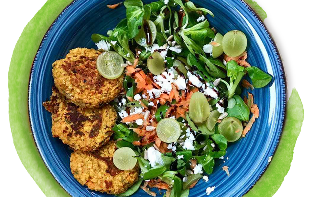 Möhren-Bratlinge auf Feldsalat mit Trauben und Feta