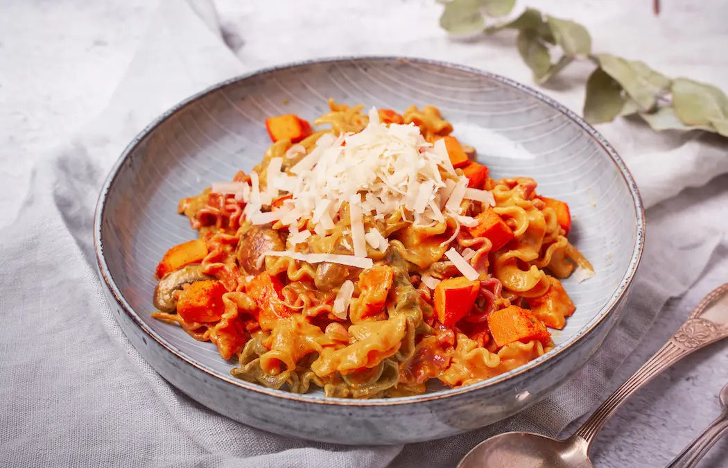 Cremige Pasta mit Kürbis und Champignons