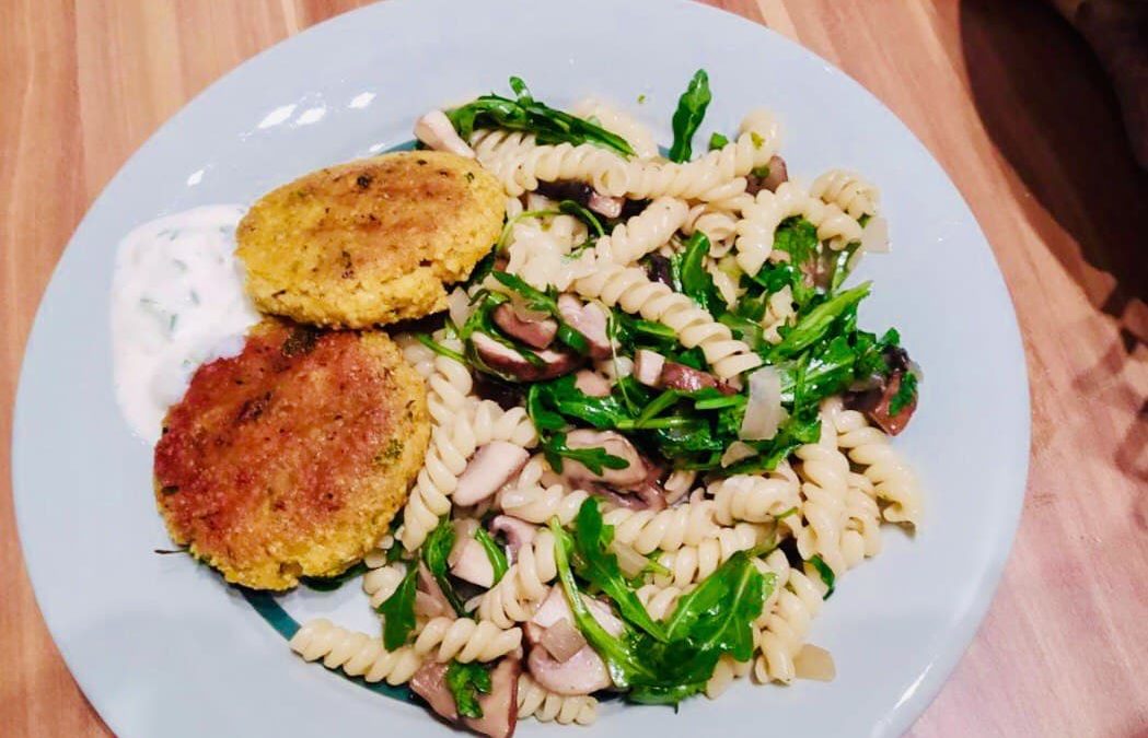 Zitronige Rucola-Pilz-Pasta mit knusprigen Kartoffel-Couscous-Talern und Tsatsiki