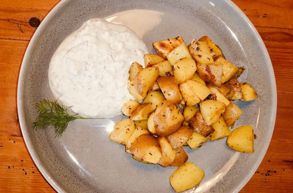 Knusprige Ofenkartoffeln a la Greece  mit Joghurt-Feta-Dip