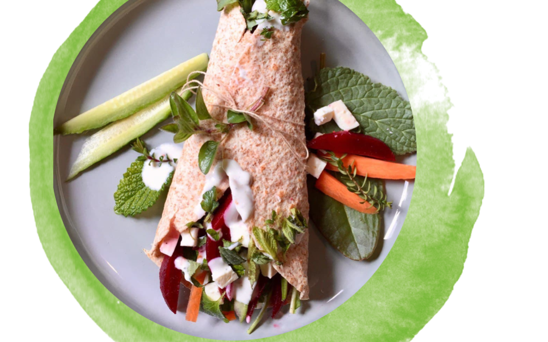 Bunte Wraps mit Rucola, Joghurt-Tahin-Dressing und Minze