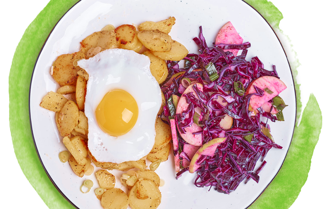 Fruchtiger Rotkohl/Blaukraut-Apfel-Salat mit Bratkartoffeln & Spiegelei