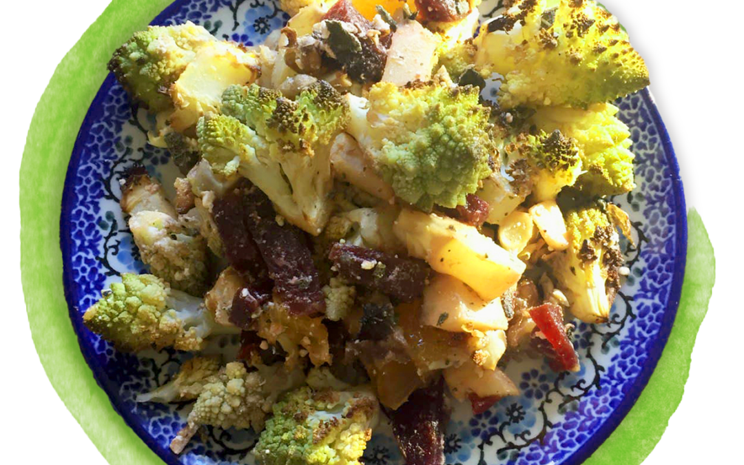 Bunter Salat mit gebackenem Romanesco, Roter Bete & Walnüssen