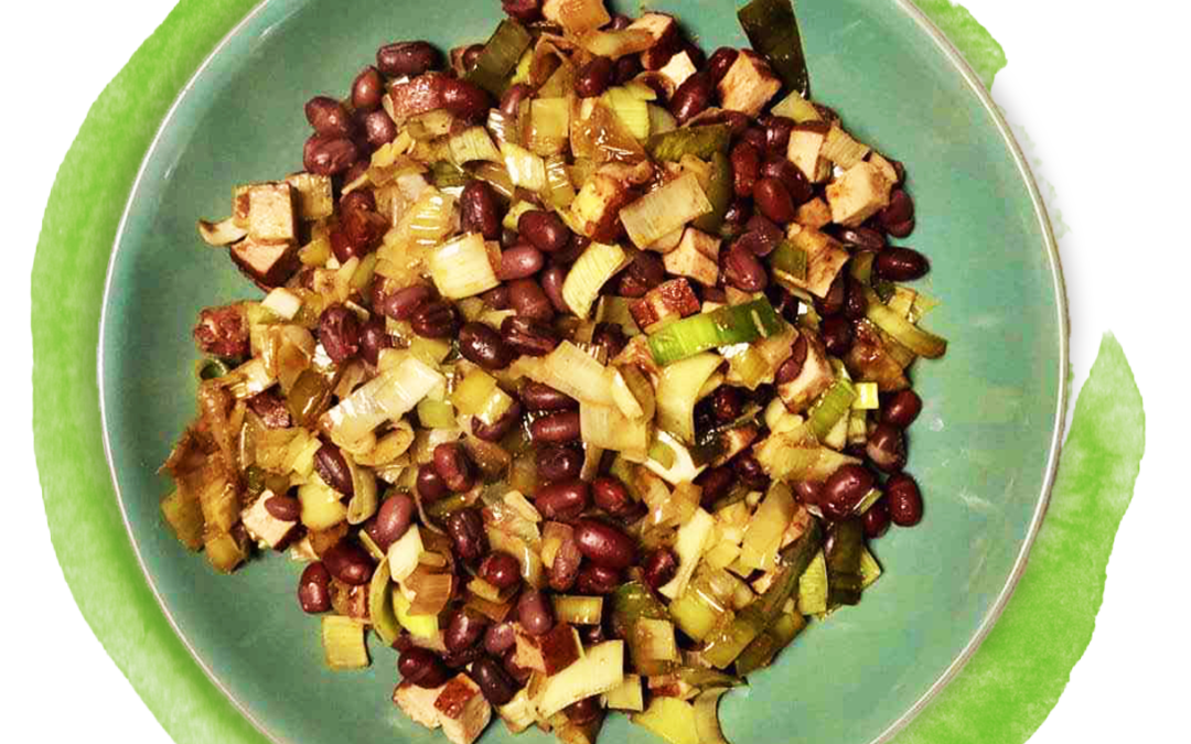 Würzige Herbst-Pfanne mit Lauch, Bohnen und Räuchertofu