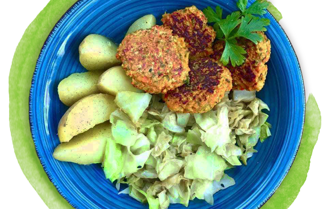 Möhrenbratlinge mit Spitzkohl-Sahne-Gemüse und Kartoffeln