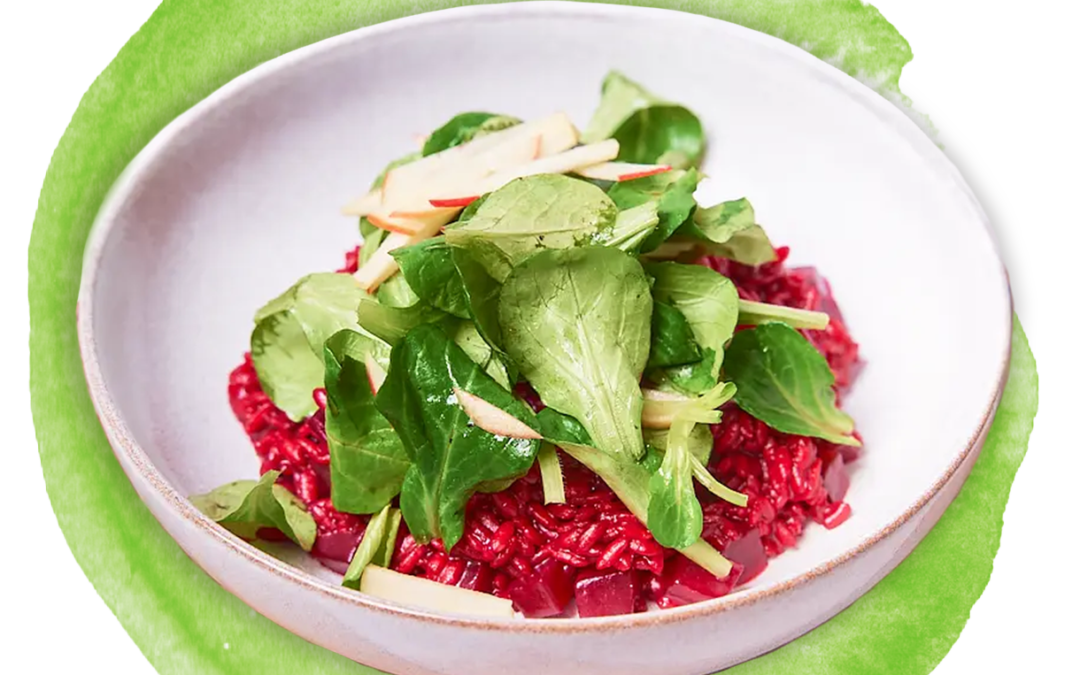 Rote Bete-Risotto mit fruchtigem Apfel-Feldsalat