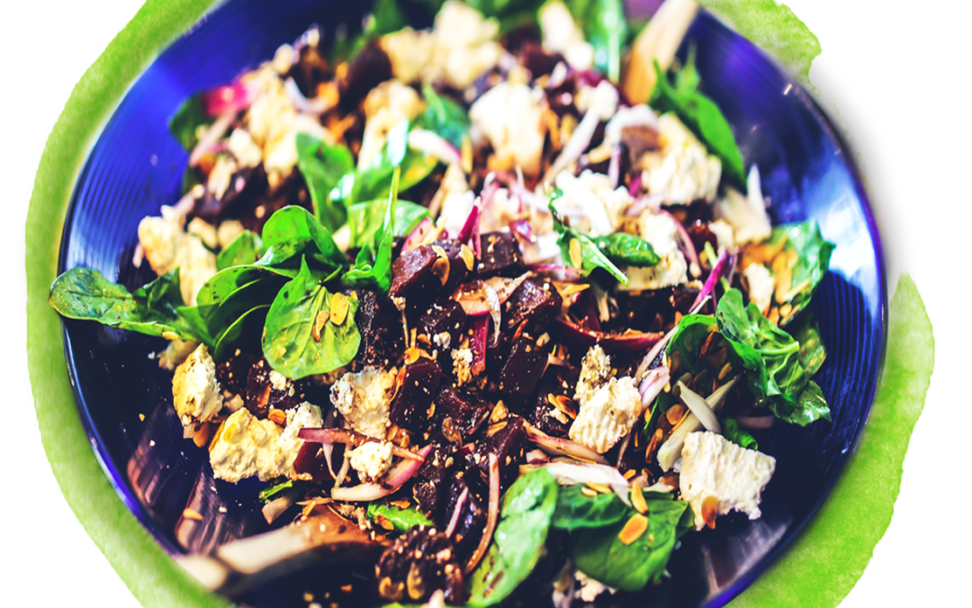 Feldsalat mit Roter Bete, Birne und karamellisierten Zwiebelringen