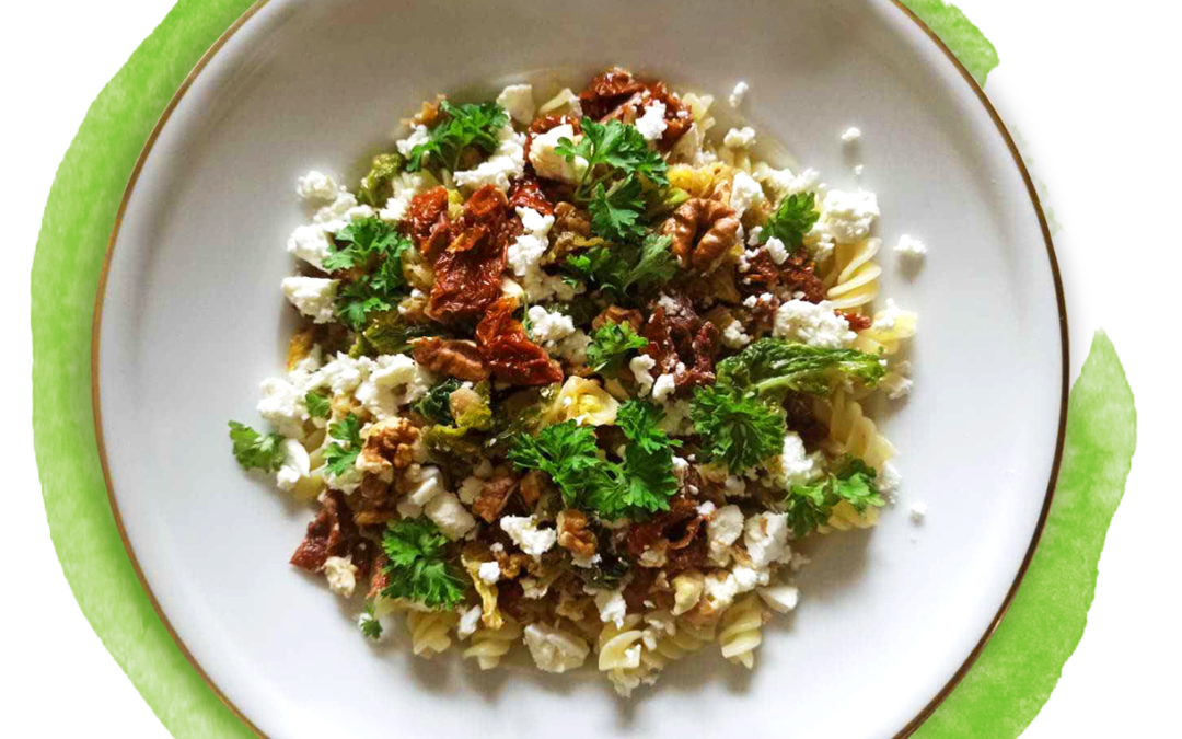 Mediterrane Wirsing-Pasta mit getrockneten Tomaten und Feta