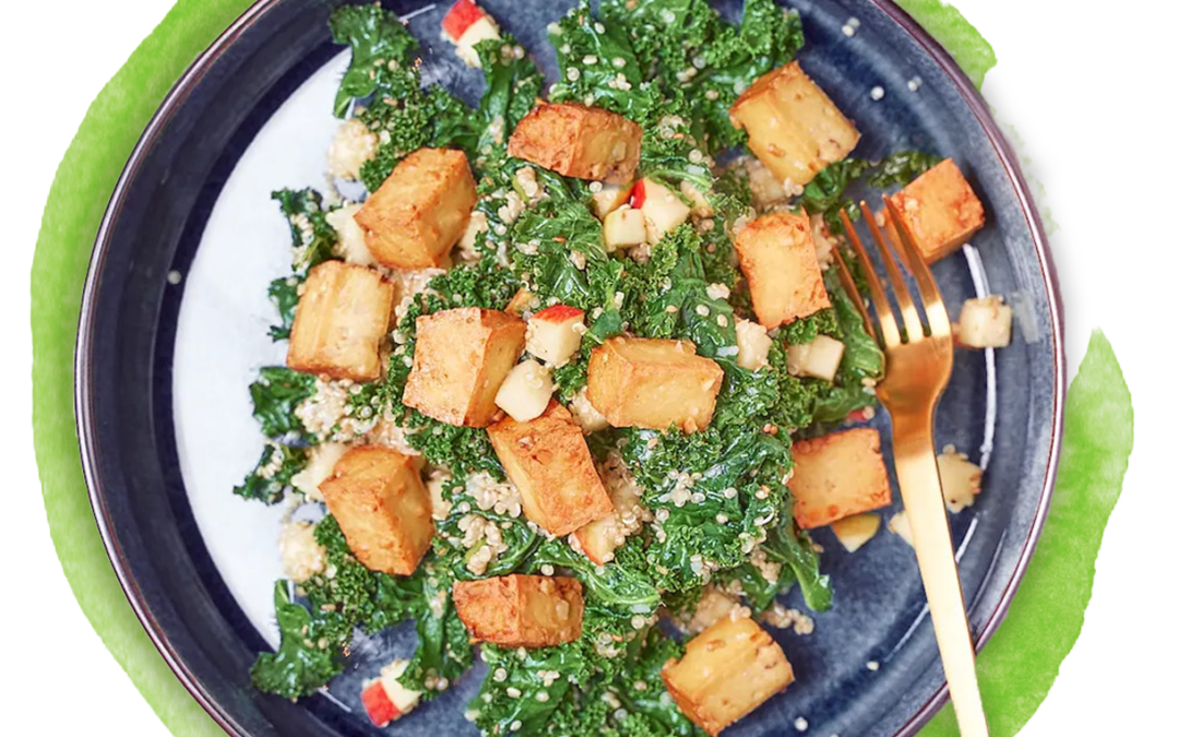 Grünkohl-Quinoa-Salat mit Apfel und Tofu
