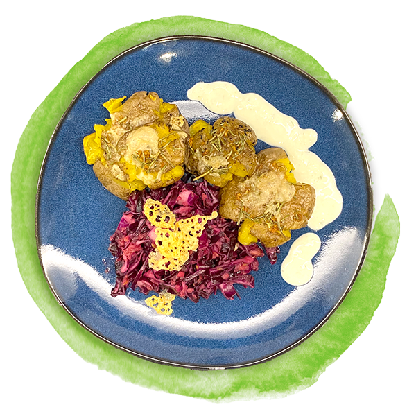 Quetschkartoffeln mit Rotkohl/Blaukraut-Apfel-Salat und frischem Dressing