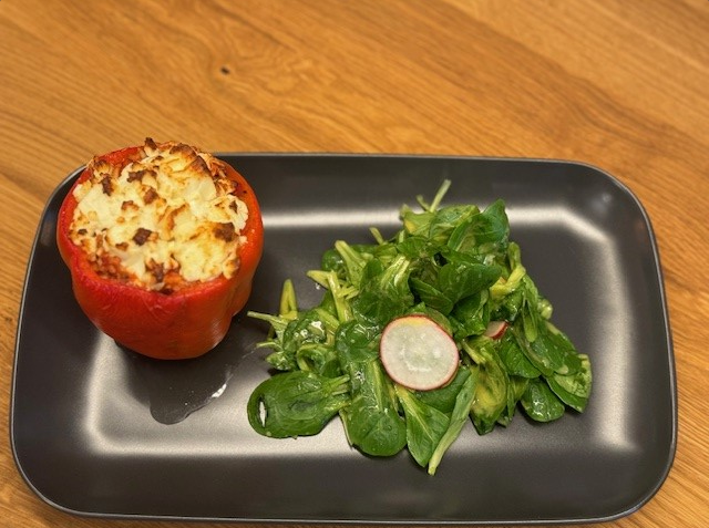 Gefüllte Paprika mit Feldsalat und Radieschen