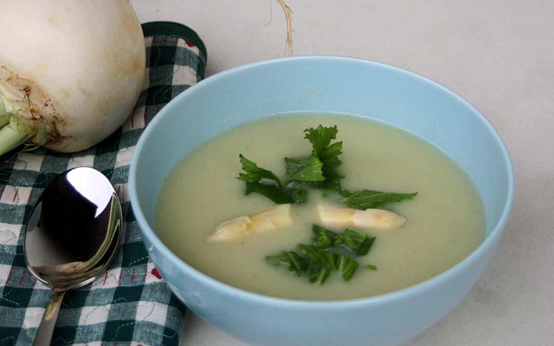 Spargelsuppe mit Prosecco und Mairübchen