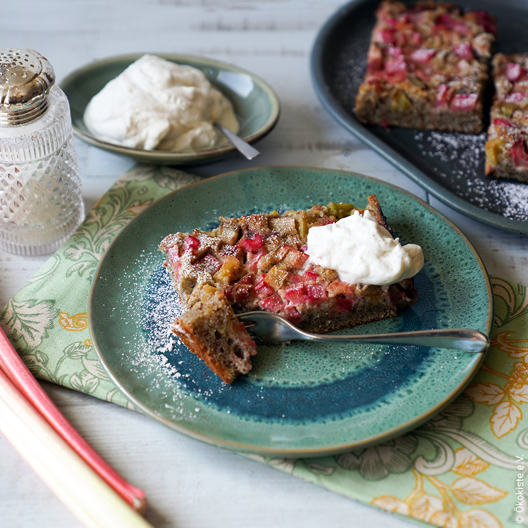 Rezept-des-Monats-Mai-22_Rhabarberkuchen-mehlfrei_instragram square